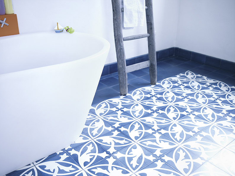 VIA Zementmosaikplatten – Florales Muster in Blau-weiß