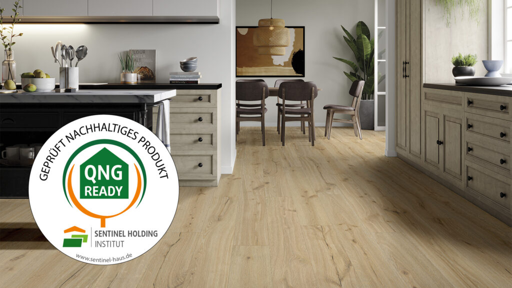 Design-Vinylboden Eiche Sand, verlegt in einer Moderen Landhausküche mit QNG-ready Siegel