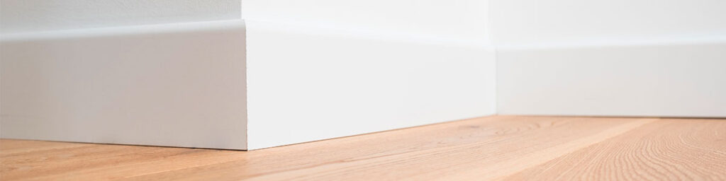 Fußleisten Nahaufnahme an einer Wand mit Ecke